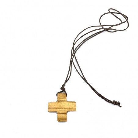 Cruz de madera de olivo con su cordón.