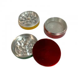 Grinder aus Aluminium in Rasta-Farben, mit vier Fächern.