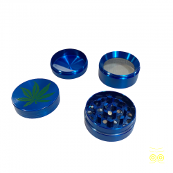 Blauer offener Metallgrinder mit Pollenfänger.