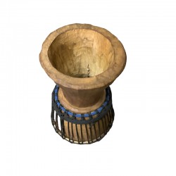 Afrikanische Djembe-Muschel aus Holz und Ziegenleder.