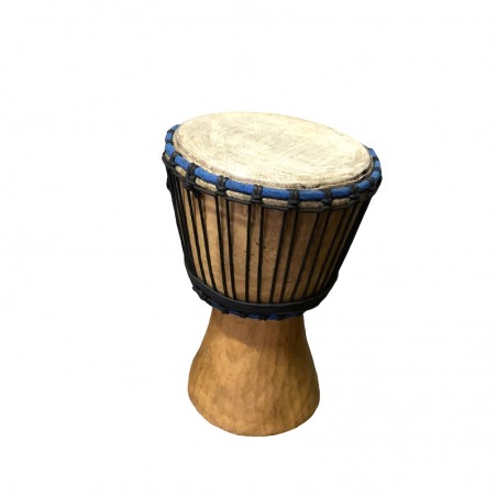 Afrikanische Djembe aus Holz und Ziegenleder.