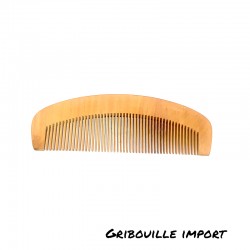 Pettine in legno fatto a mano con dorso arrotondato.