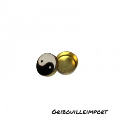 Kleine goldene Yin-Yang-Note aus Metall.