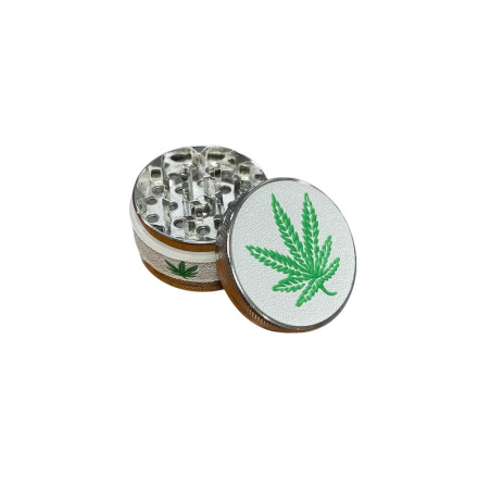 Molinillo de metal con hoja de cannabis.