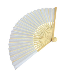 Abanico de bambú y papel blanco