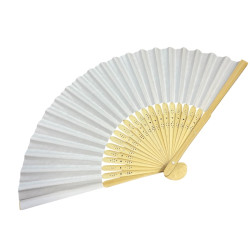 Abanico de bambú y papel blanco